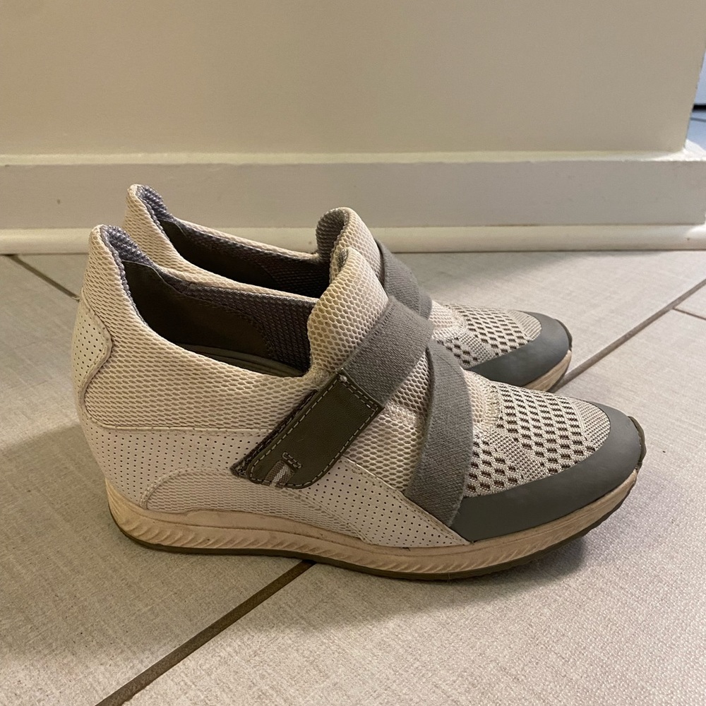 Wedge sneaker size 7